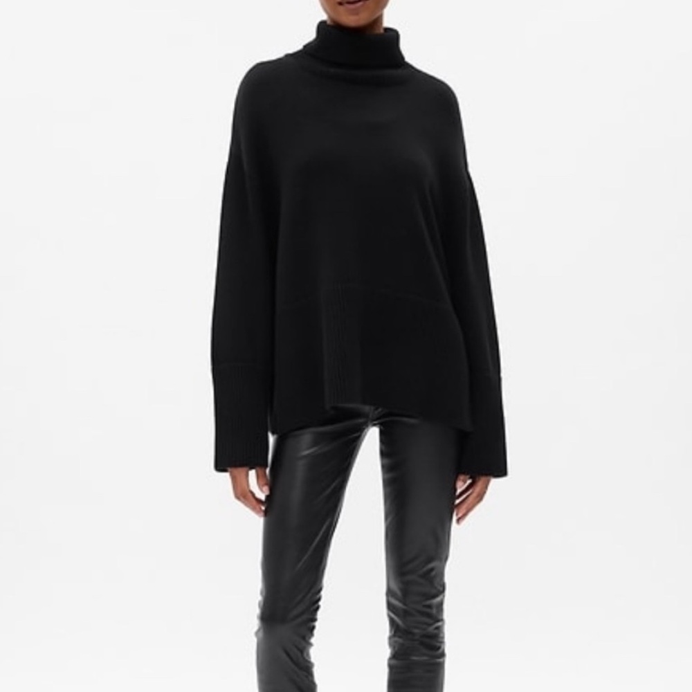 GAP EUC Turtleneck split hem sweater - size S